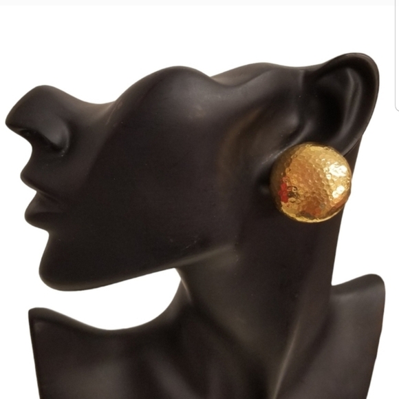 MONET VINTAGE 1980s GOLDTONED HAMMERED DESIGN CLIP ON STATEMENT EARRINGS - Picture 1 of 7